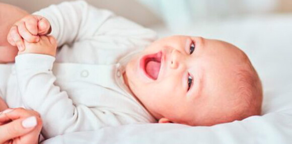 Los hitos del desarrollo de un bebé de 6 meses Bebé de 6 meses sonriendo