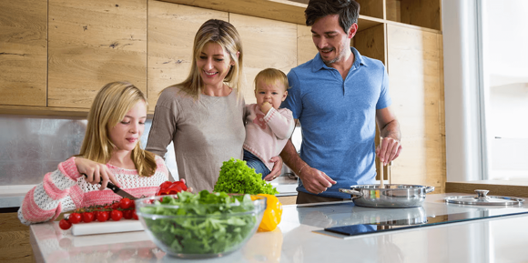 Una familia cocinando juntos Una familia cocinando juntos