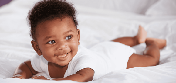 Un bebé sonriendo Un bebé sonriendo