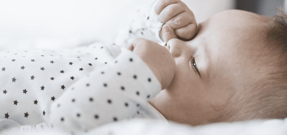 Niño acostado con expresiones de sueño Niño acostado con expresiones de sueño