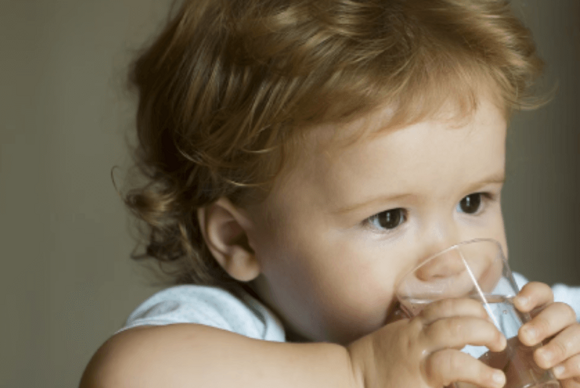 Niño bebiendo agua Niño bebiendo agua