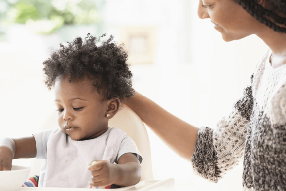 Un niño y su madre a la hora de comer Un niño y su madre a la hora de comer