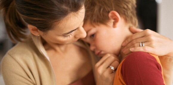 Importancia de los estilos de crianza para educar a mi hijo Mamá consolando a su hijo que está triste