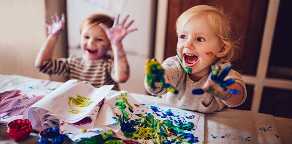 Conoce la importancia de la curva de crecimiento y desarrollo Niños pintando con pintura y riendo