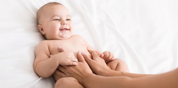 Conoce la importancia de la interacción con su entorno. Bebé de cuatro meses sonriendo.