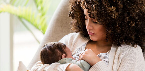 El momento de la lactancia materna genera dudas a la mamá primeriza. Mamá primeriza lactando a su bebé.