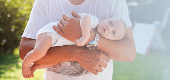 Mamá con su bebé boca abajo y acariciando su espalda Mamá con su bebé boca abajo y acariciando su espalda