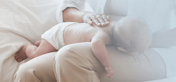 Mamá y bebé frente a frente riendose Mamá y bebé frente a frente riendose