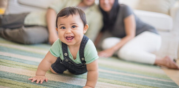 El gateo hace parte de la motricidad gruesa de tu bebé de 10 meses. Bebé de 10 meses gateando