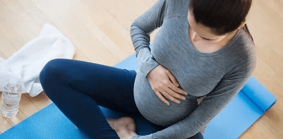 Ejercicios de Kegel para embarazadas Mujer embarazada sentada realizando ejercicios