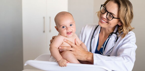 Conoce que es la curva de crecimiento y desarrollo Doctora revisando el crecimiento y desarrollo del bebé