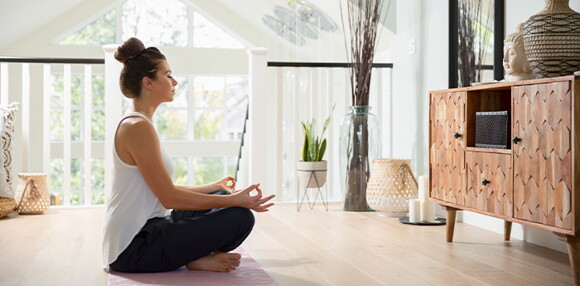 Conoce porqué puedes quedar embarazada sin ovular mujer que quiere quedar embarazada meditando