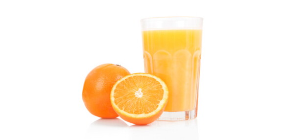 Los zumos son ideales para darles la fruta más fácil a los bebés. Vaso de zumo de naranja.