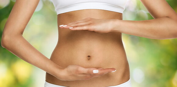 Conoce los síntomas de la anovulación abdomen de una mujer
