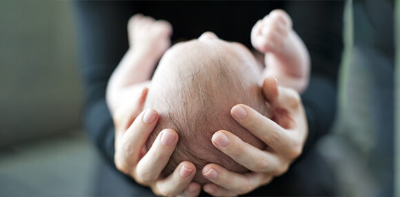 La tabla de peso en niños muestra cómo va en su proceso de desarrollo Papá alzando a su bebé