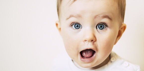 Trabajar en las emociones de los niños junto con los padres es lo ideal Niño sorprendido