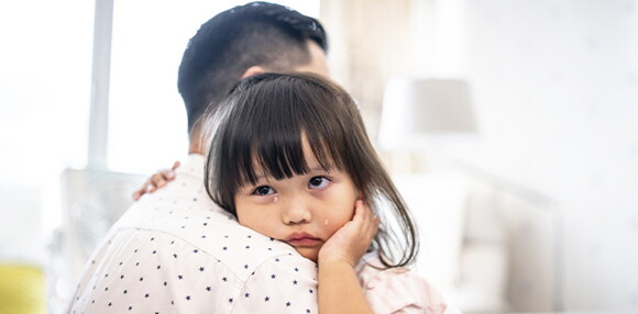 La ayuda de los padres es fundamental al trabajar las emociones Niña expresando sus emociones al lado de su papá