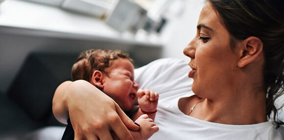 Conoce cuáles son los síntomas de la varicela en bebés Mamá calmando a su bebé que tiene síntomas de varicela