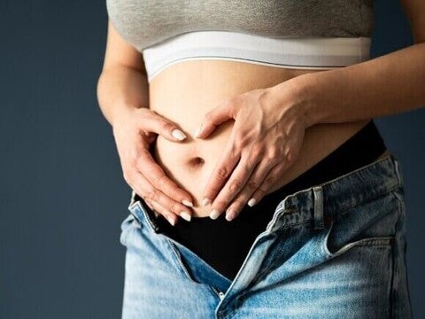 Médico revisando a una mujer embarazada durante una consulta prenatal